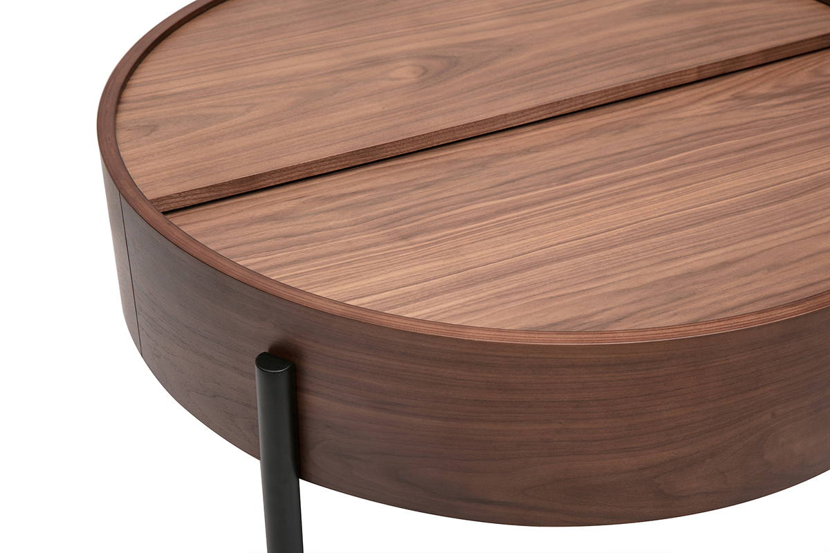 Tavolino basso rotondo in noce scuro con piano girevole e gambe in metallo nero, vista dall'alto.